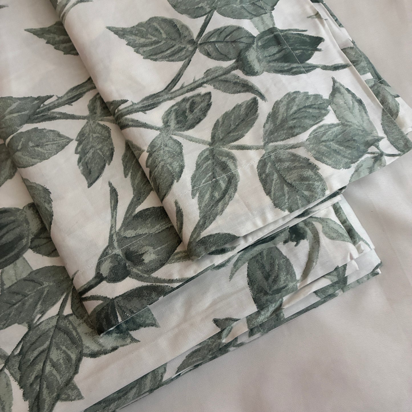 Super King Size Bedspread 120x 120 inches (2 PILLOW COVERS)
