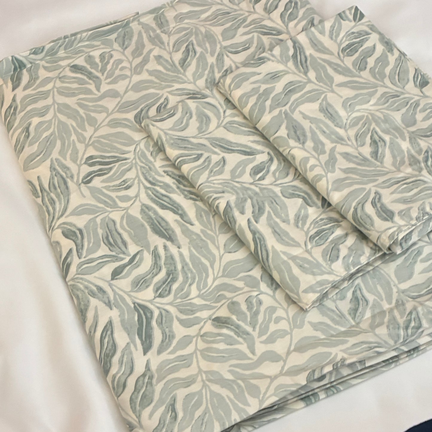 Grey Leaf Queen bedspread 90x100 in(2 pillow covers)