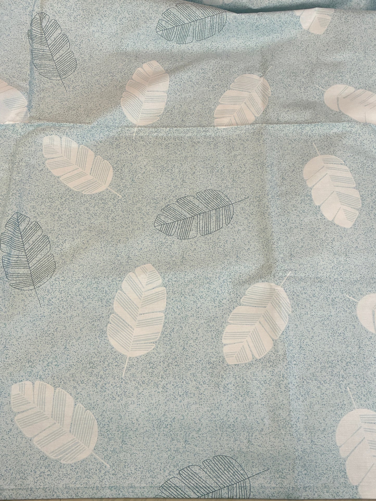 Grey Leaf 300tc premium Queen bedspread 90x100 in(2 pillow covers)