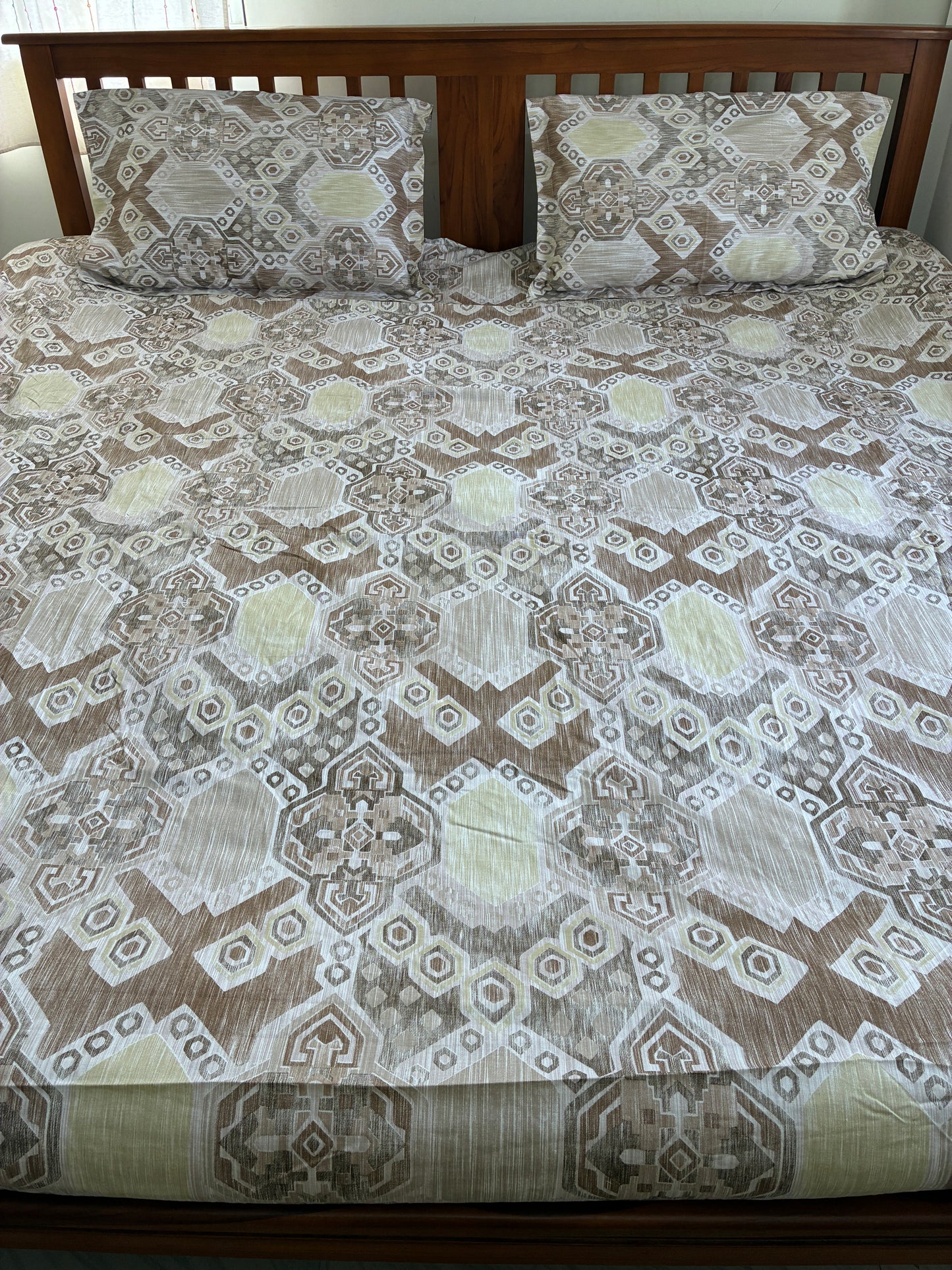 Queen Size Fitted Cotton Bedspread.