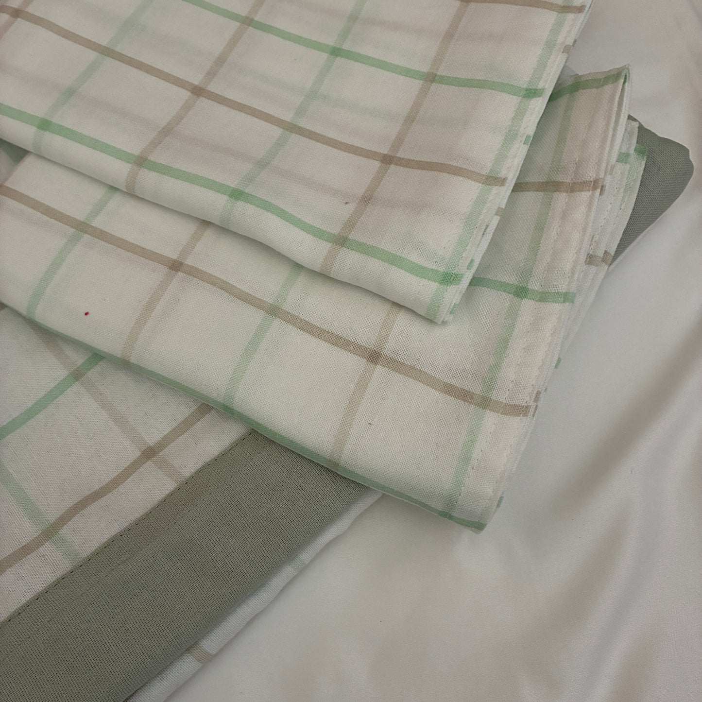 Multi color Checks Queen Size Bedspread 90x100 inches ( 2 PILLOW COVERS)