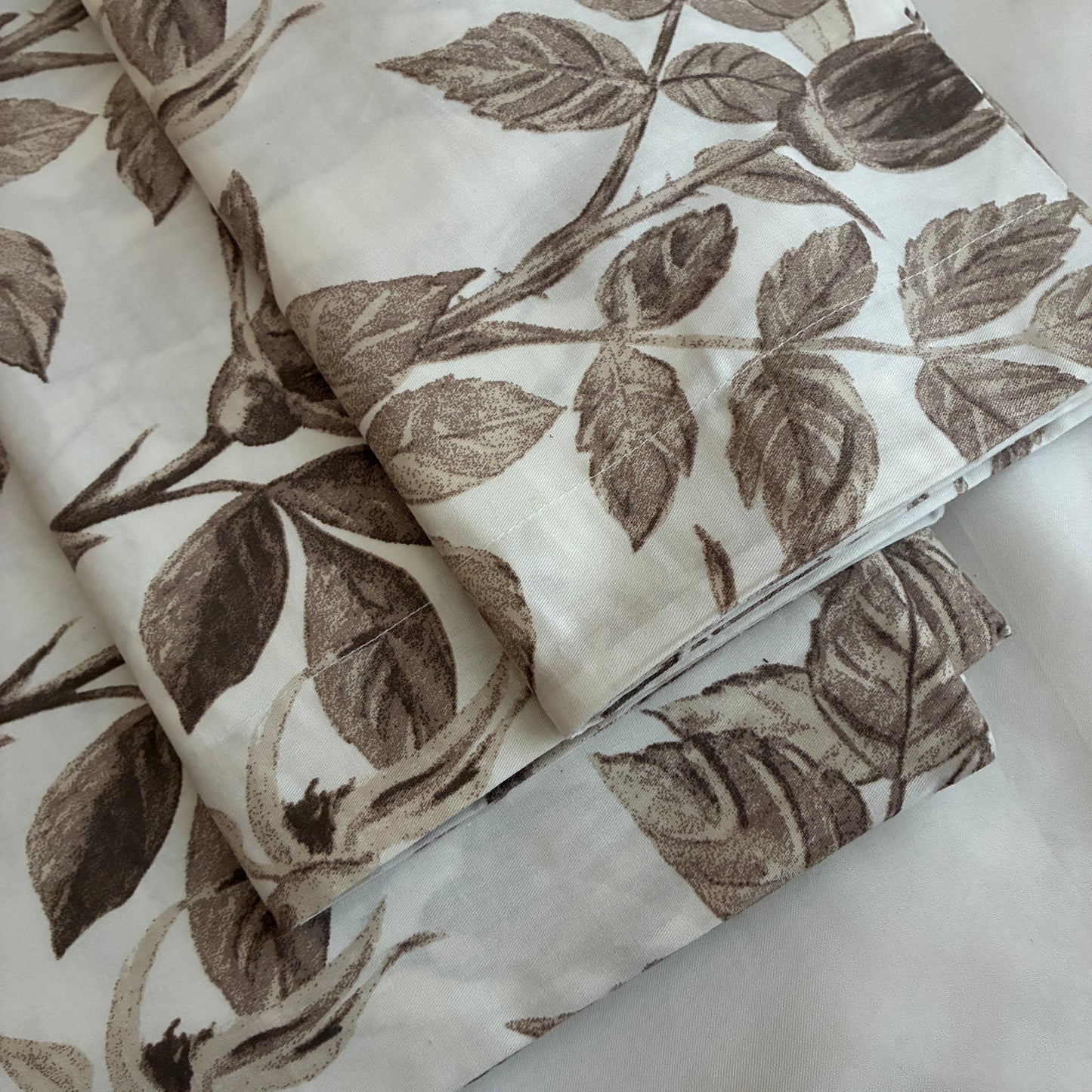 Super King Size Bedspread 120x 120 inches (2 PILLOW COVERS)