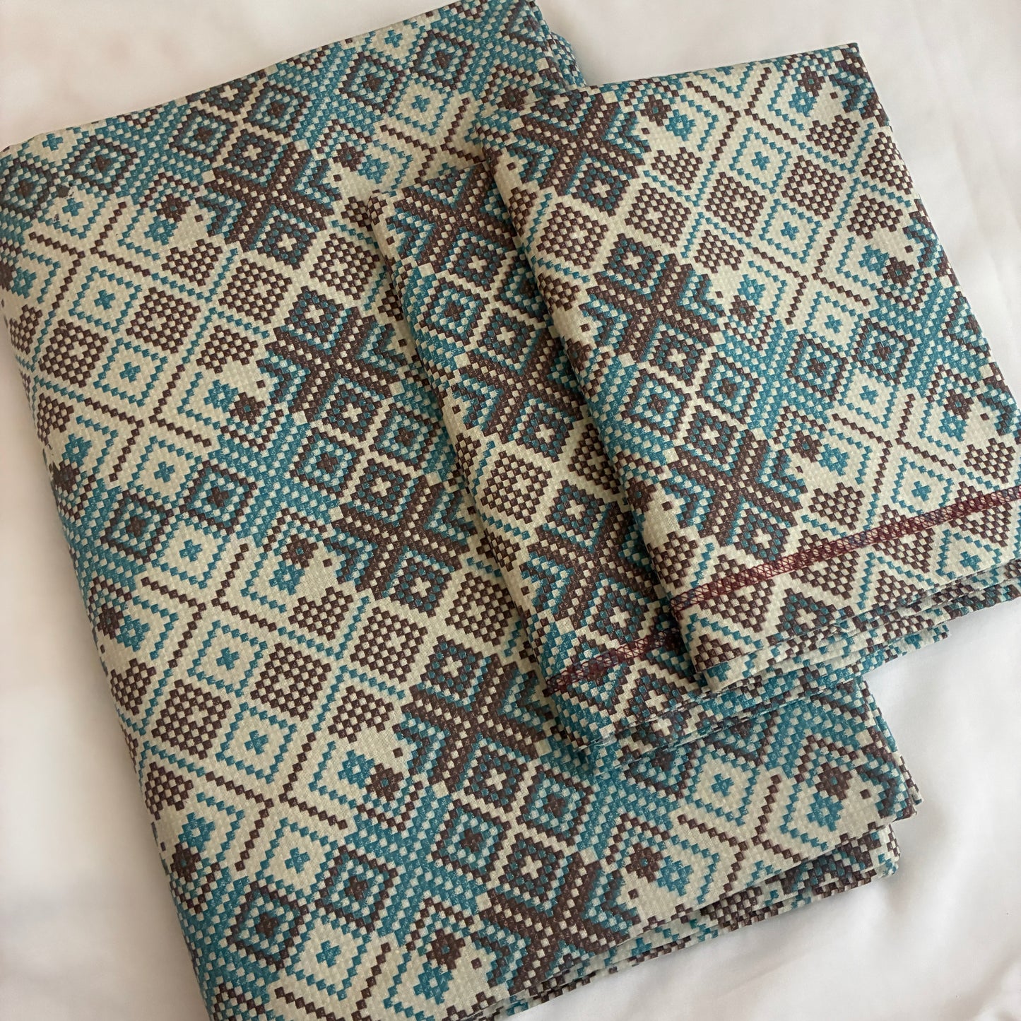 Super King Size Bedspread 120x 120 inches (2 PILLOW COVERS)