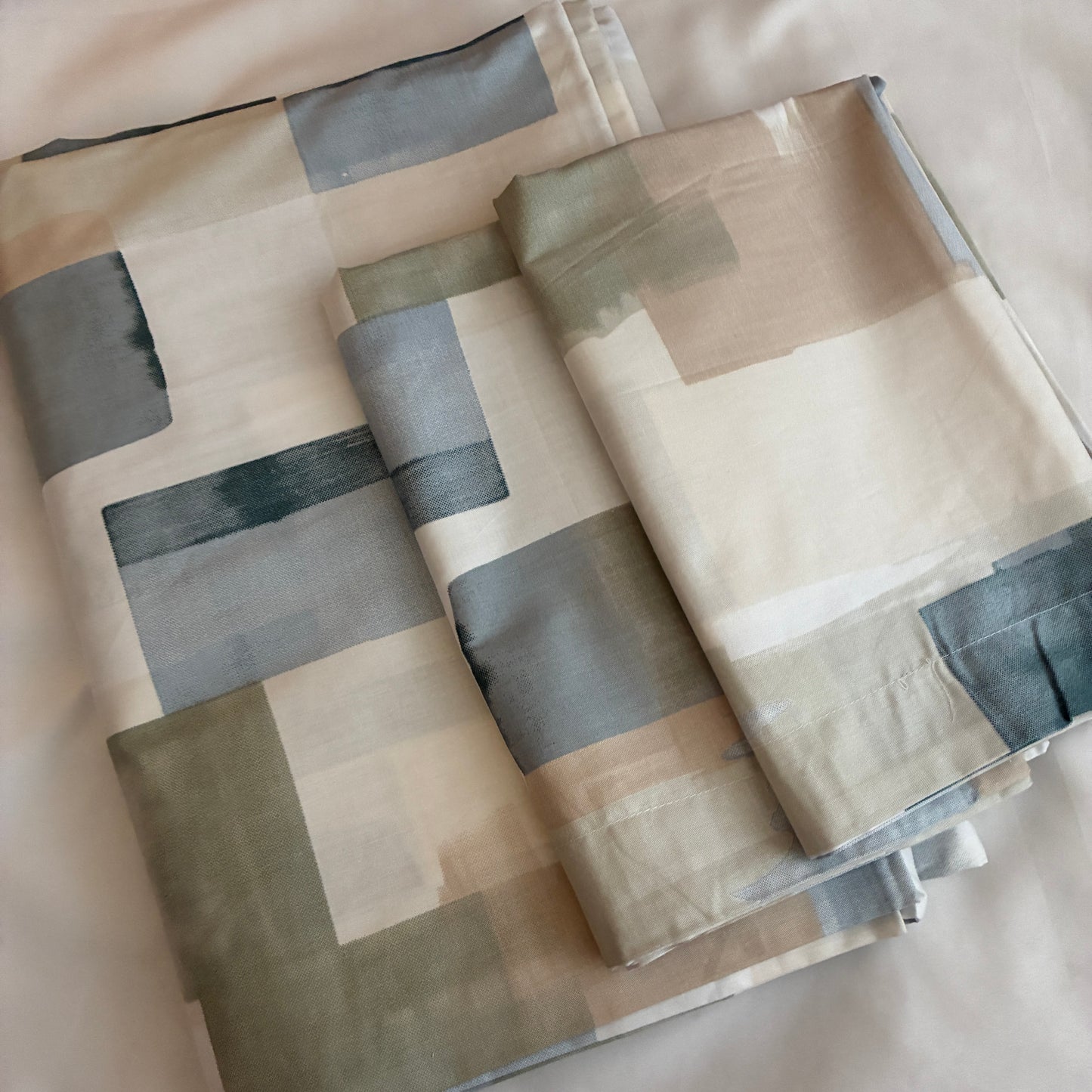 Super King Size Bedspread 120x 120 inches (2 PILLOW COVERS)