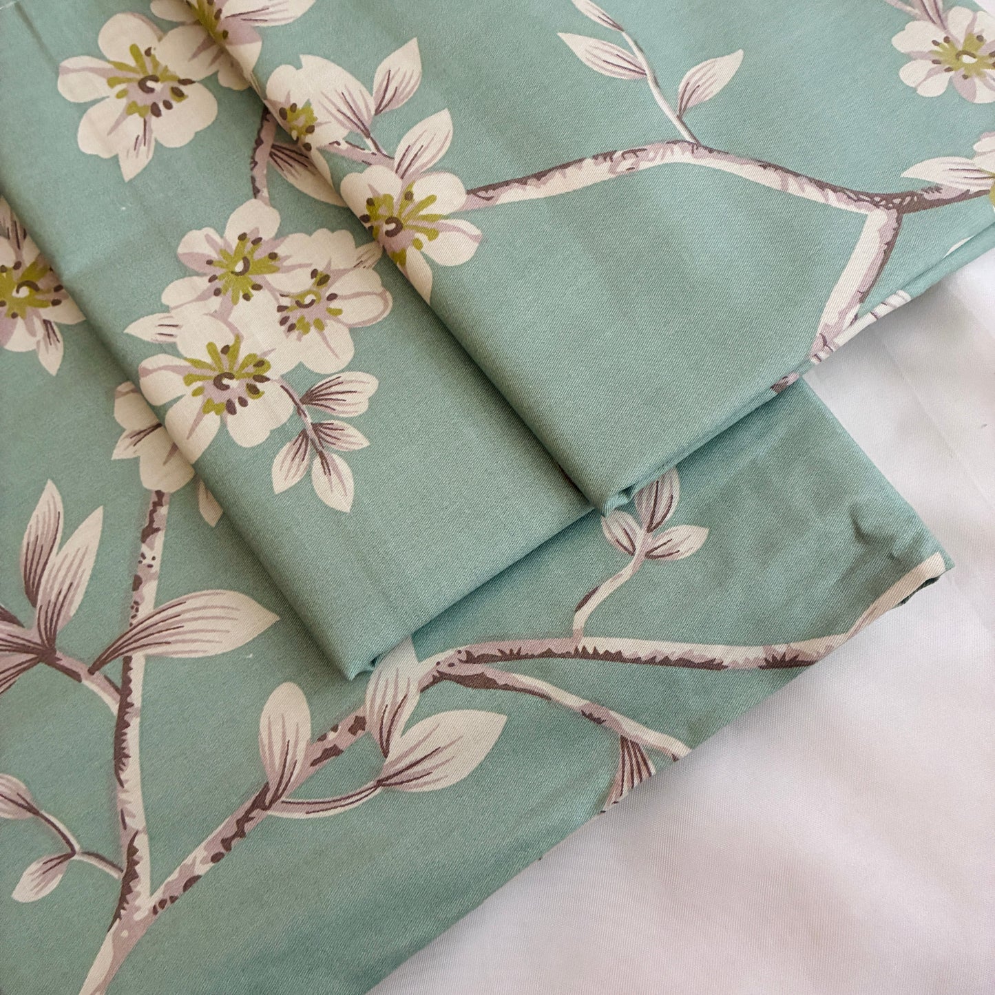 Super King Size Bedspread 120x 120 inches (2 PILLOW COVERS)