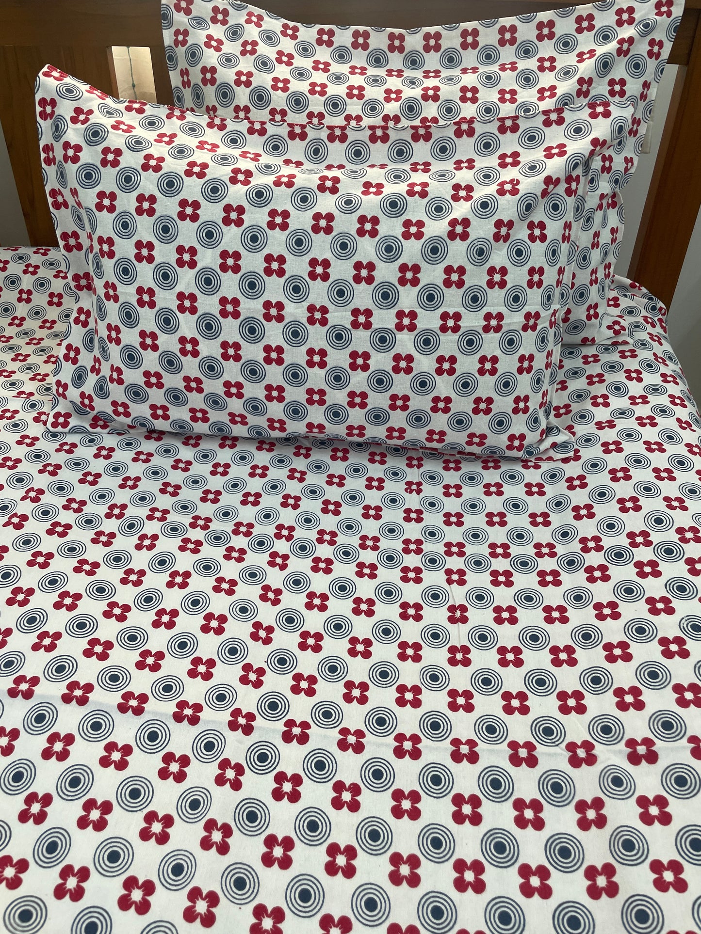 Single Size Cotton Bedspread with 2 Pillow Covers 60 x 90 in