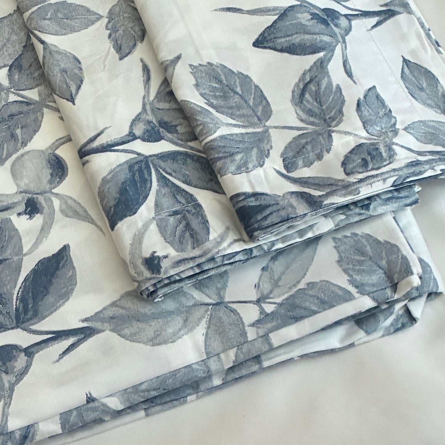 Super King Size Bedspread 120x 120 inches (2 PILLOW COVERS)