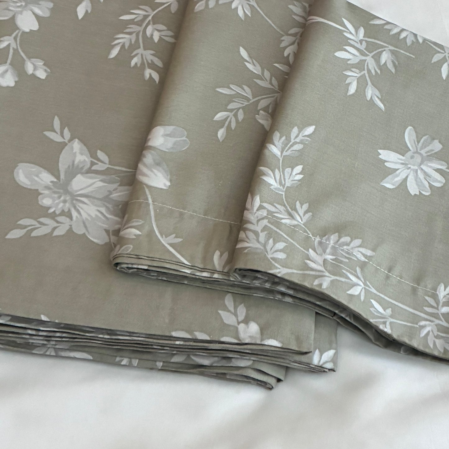 Super King Size Bedspread 120x 120 inches (2 PILLOW COVERS)