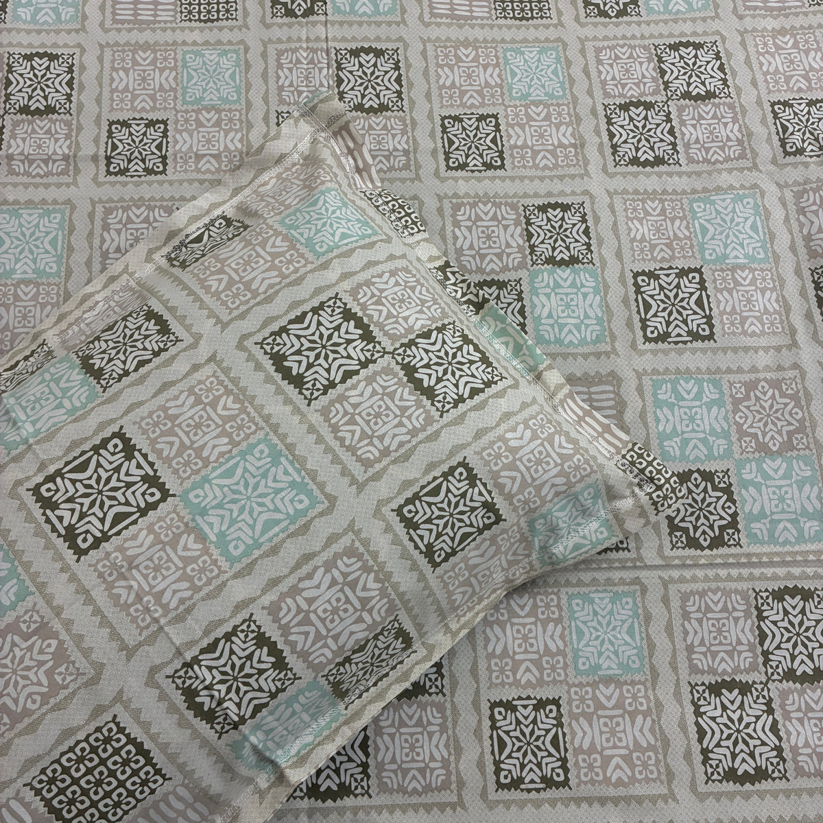 Super King Size Bedspread 120x 120 inches (2 PILLOW COVERS)