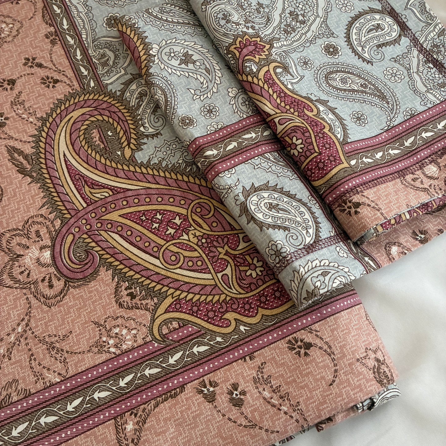 Super King Size Bedspread 120x 120 inches (2 PILLOW COVERS)