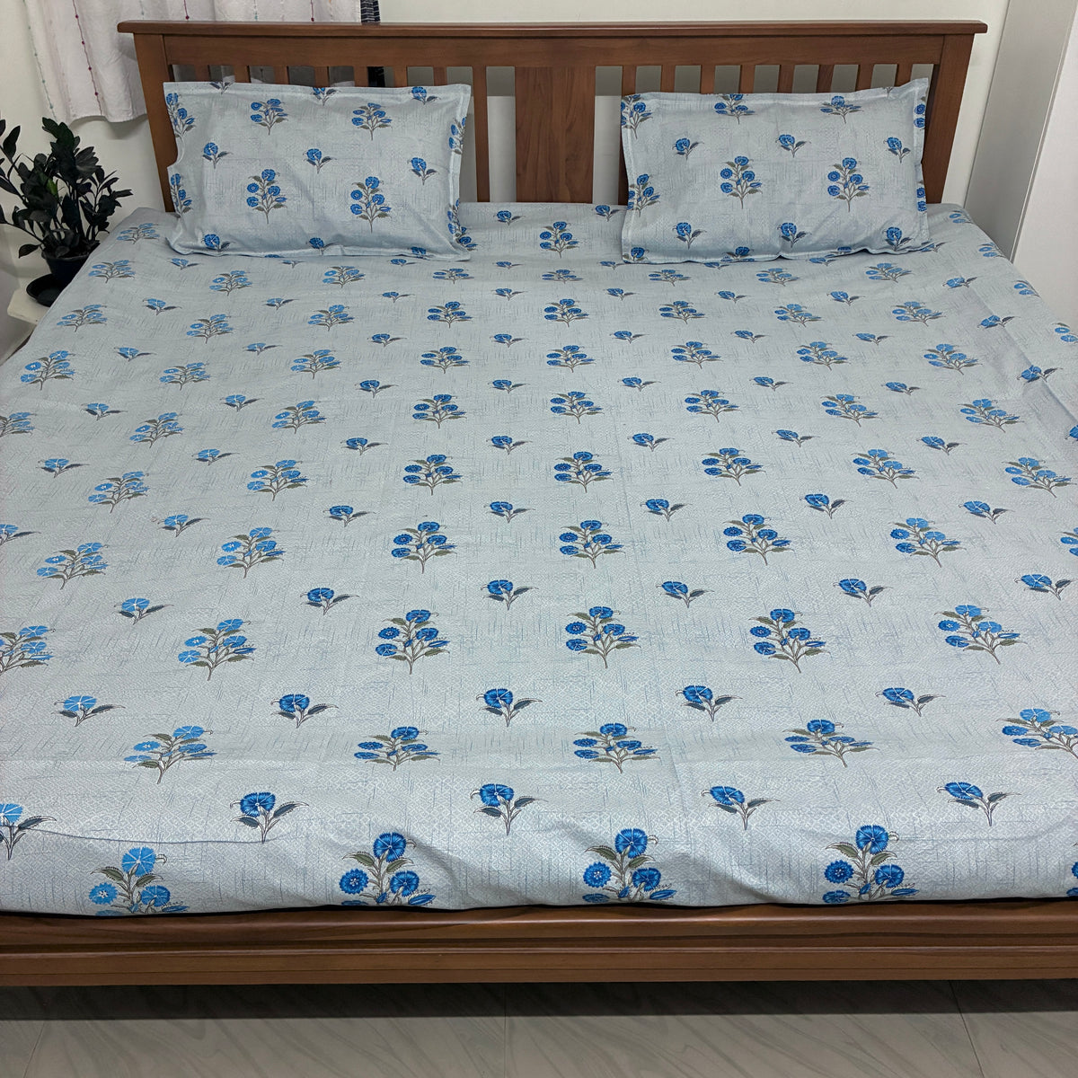 Super King Size Bedspread 120x 120 inches (2 PILLOW COVERS)