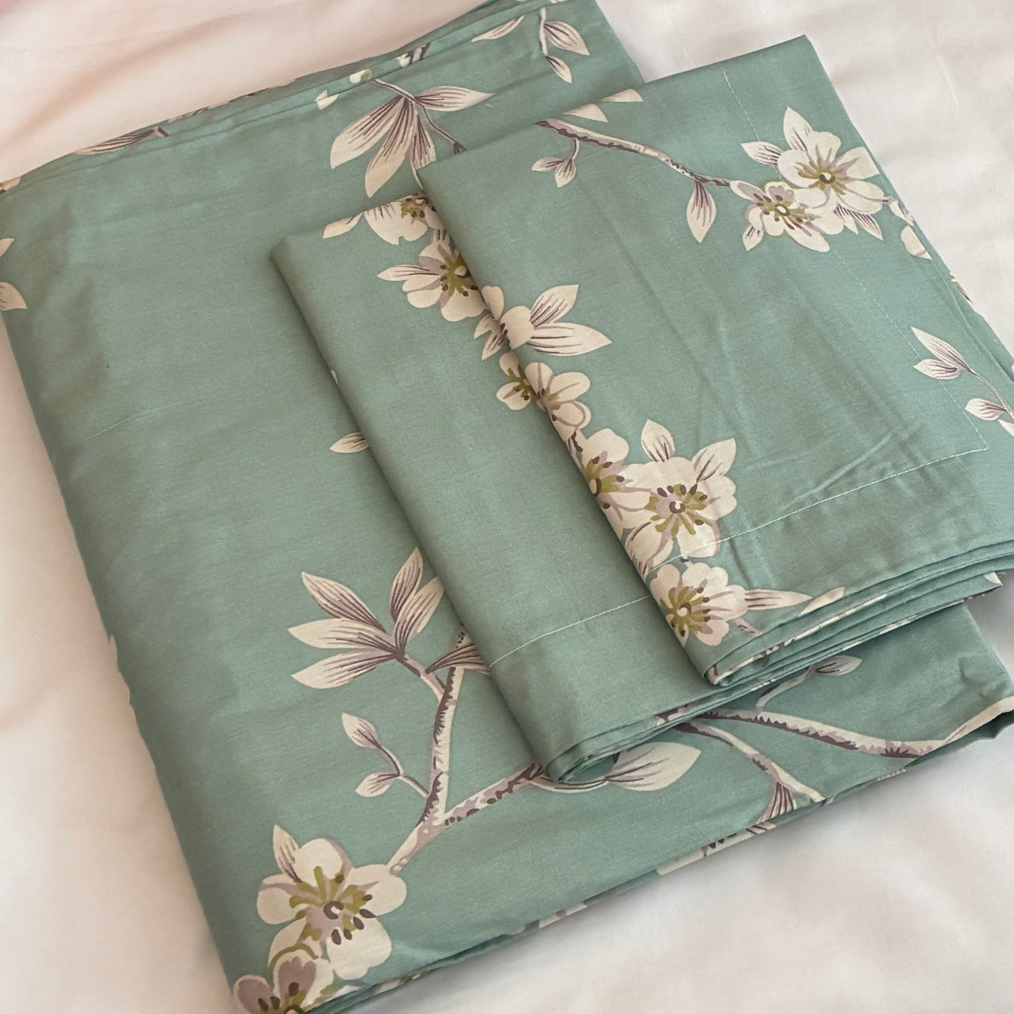 Super King Size Bedspread 120x 120 inches (2 PILLOW COVERS)