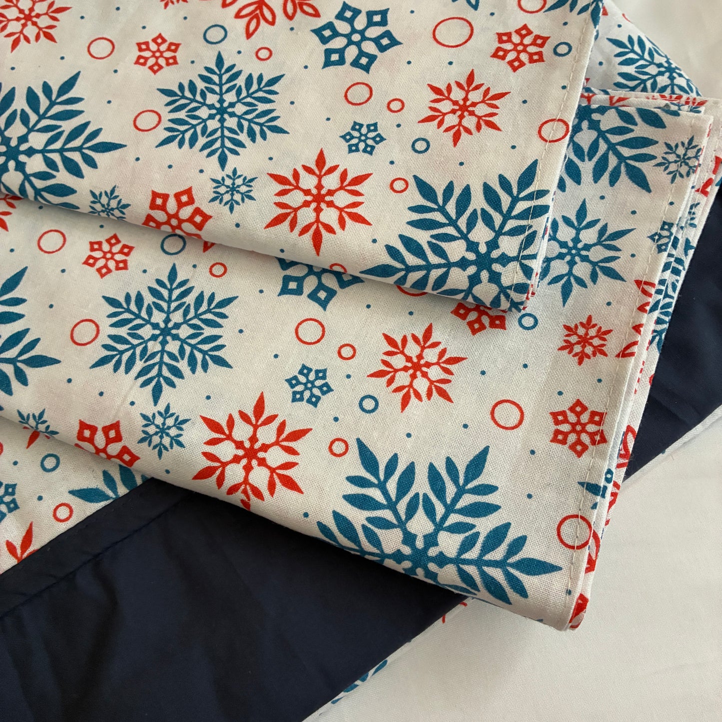 Snowflakes Queen Size Bedspread 90x100 inches ( 2 PILLOW COVERS)