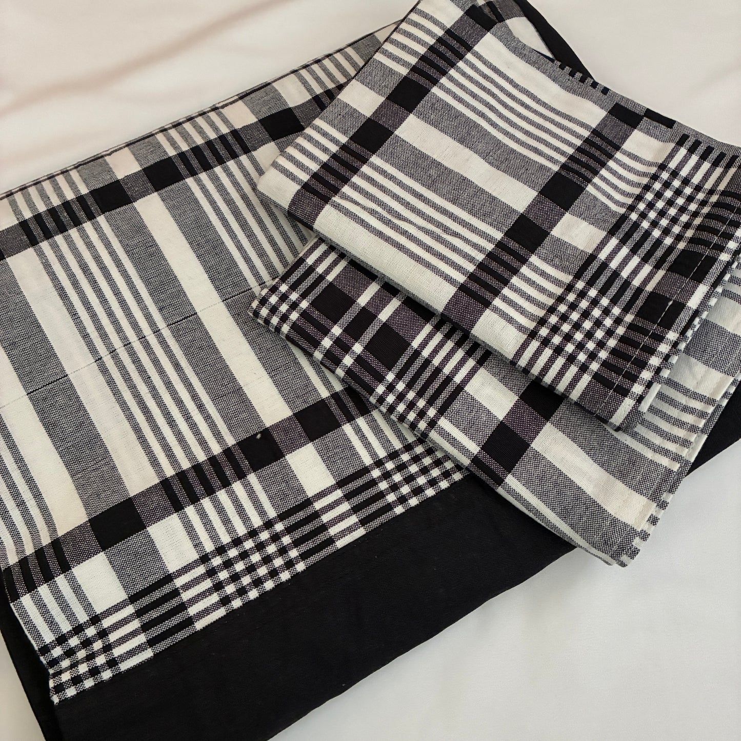 Black Checks Queen Size Bedspread 90x100 inches ( 2 PILLOW COVERS)
