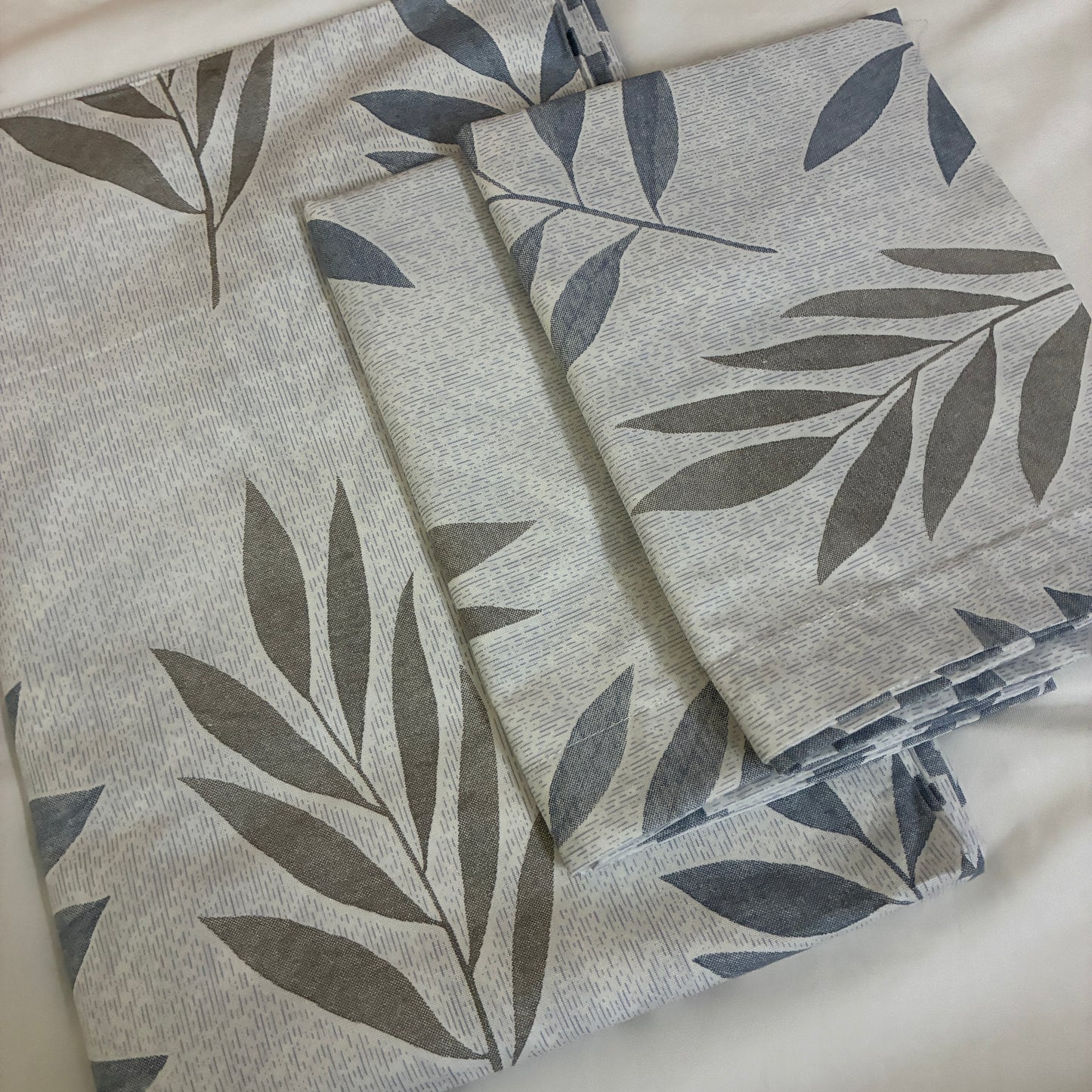 Grey Leaf 300tc premium Queen bedspread 90x100 in(2 pillow covers)