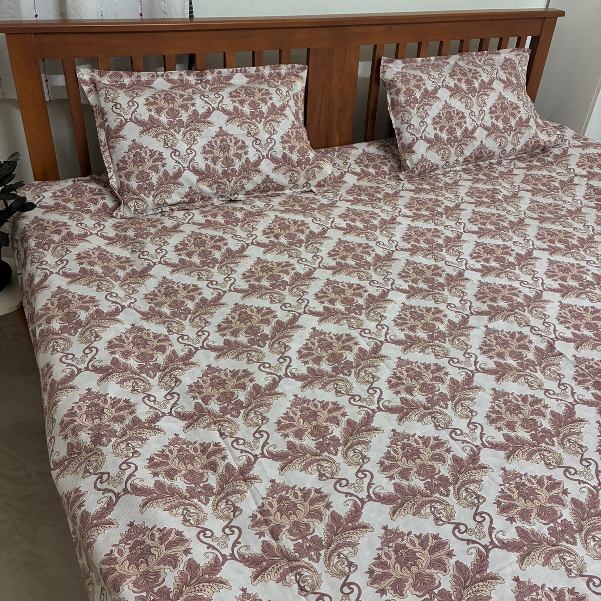 Super King Size Bedspread 120x 120 inches (2 PILLOW COVERS)