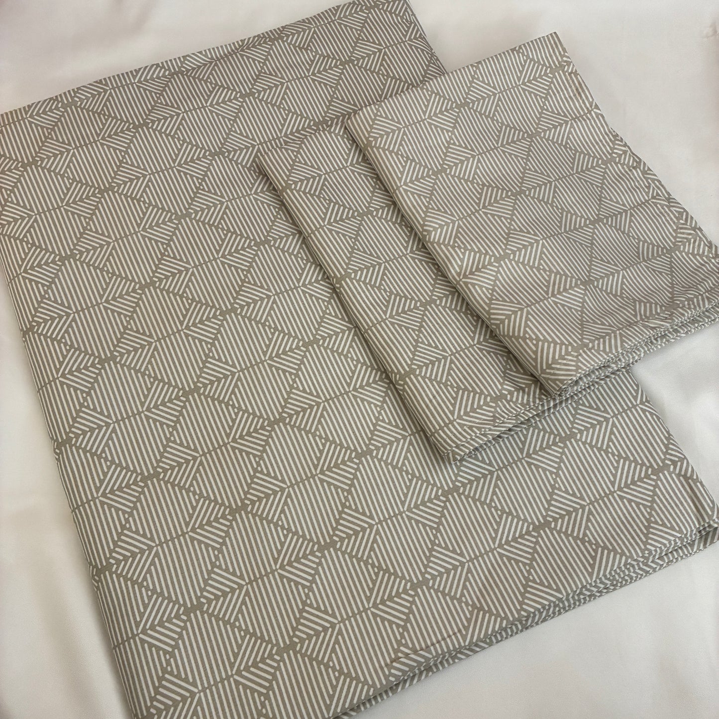 Grey Geometric Queen bedspread 90x100 in(2 pillow covers)