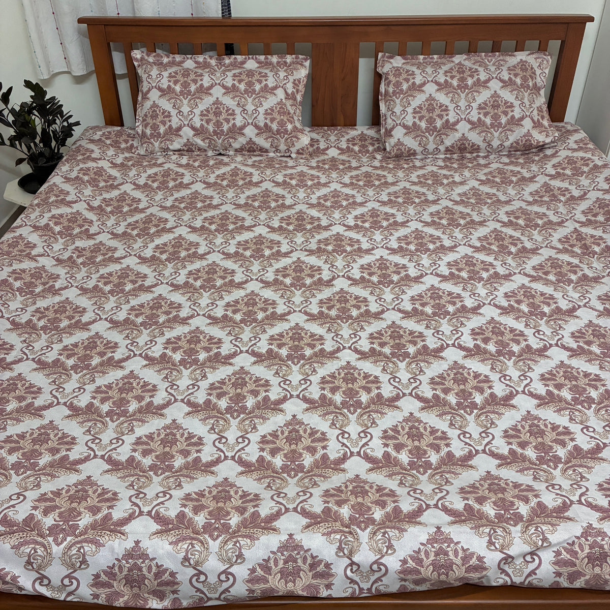Super King Size Bedspread 120x 120 inches (2 PILLOW COVERS)