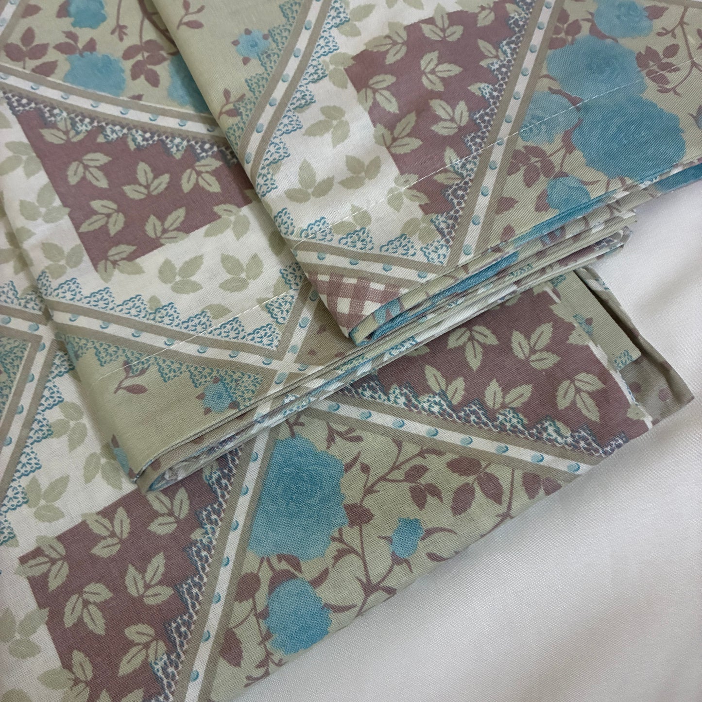 300tc premium Queen bedspread 90x100 in(2 pillow covers)