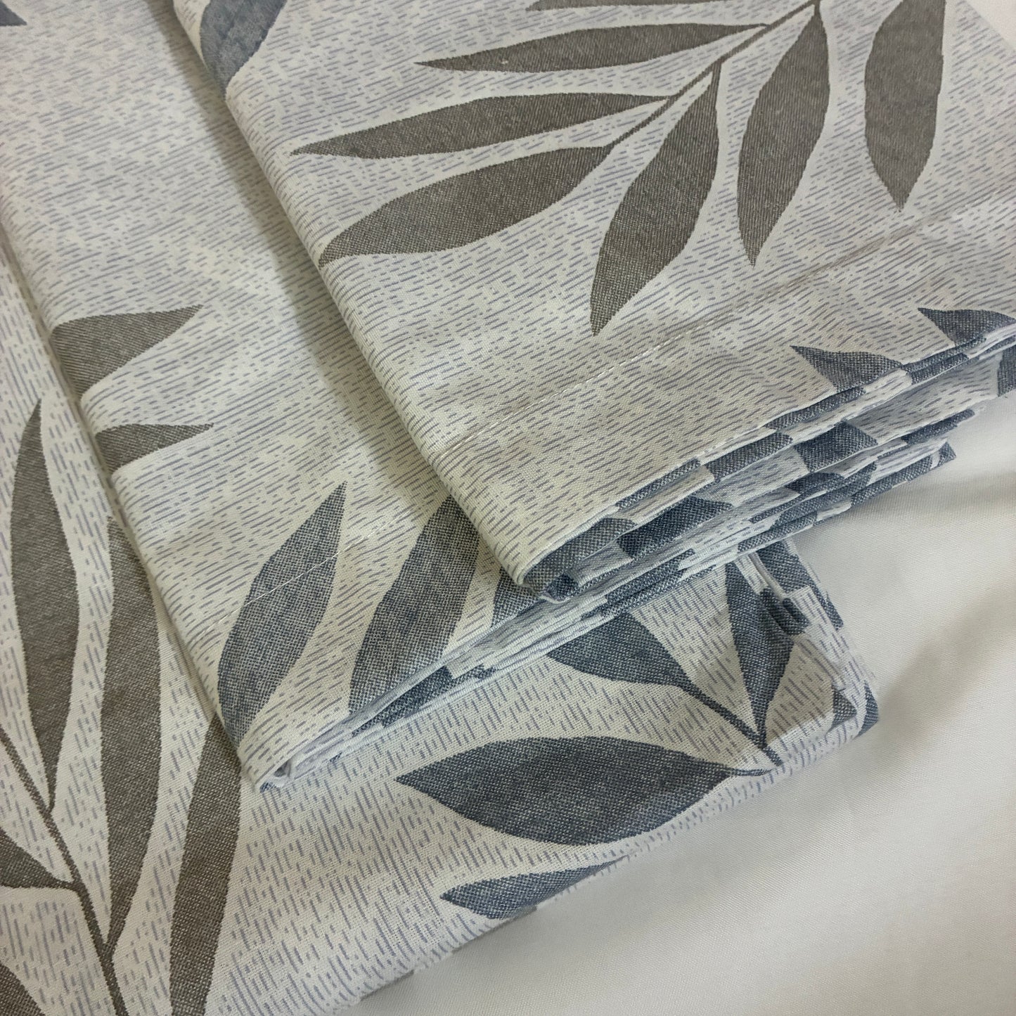 Grey Leaf 300tc premium Queen bedspread 90x100 in(2 pillow covers)