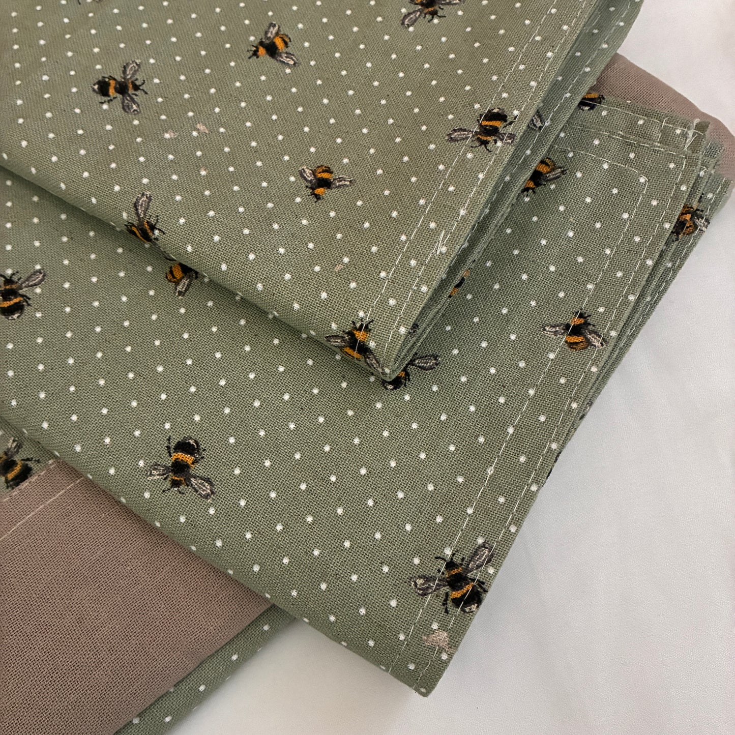 Bees Queen Size Bedspread 90x100 inches ( 2 PILLOW COVERS)