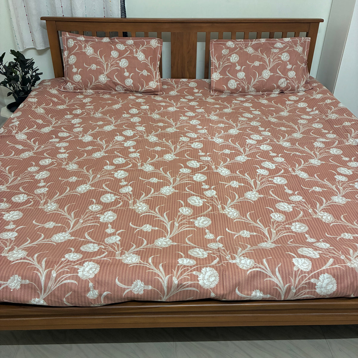 Super King Size Bedspread 120x 120 inches (2 PILLOW COVERS)