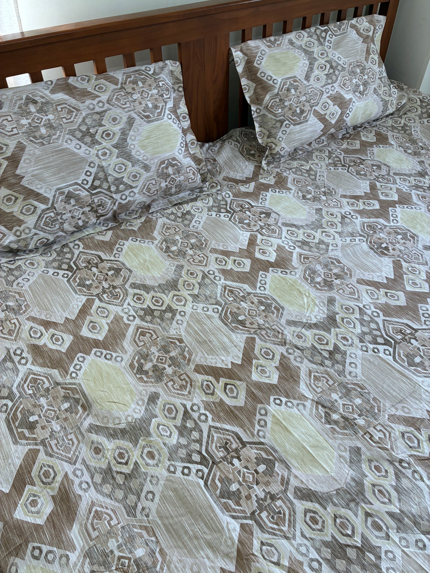 Queen Size Fitted Cotton Bedspread.
