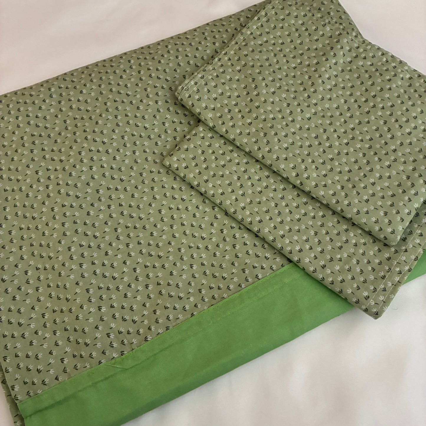Green Floral Queen bedspread 90x100 in(2 pillow covers)