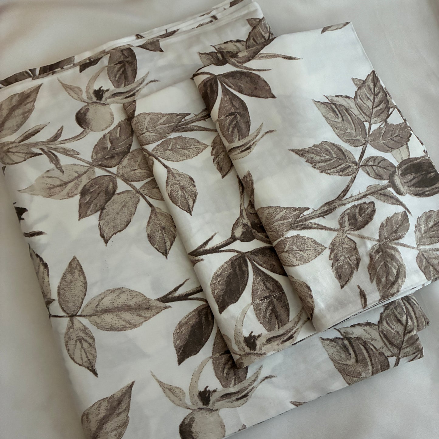 Super King Size Bedspread 120x 120 inches (2 PILLOW COVERS)