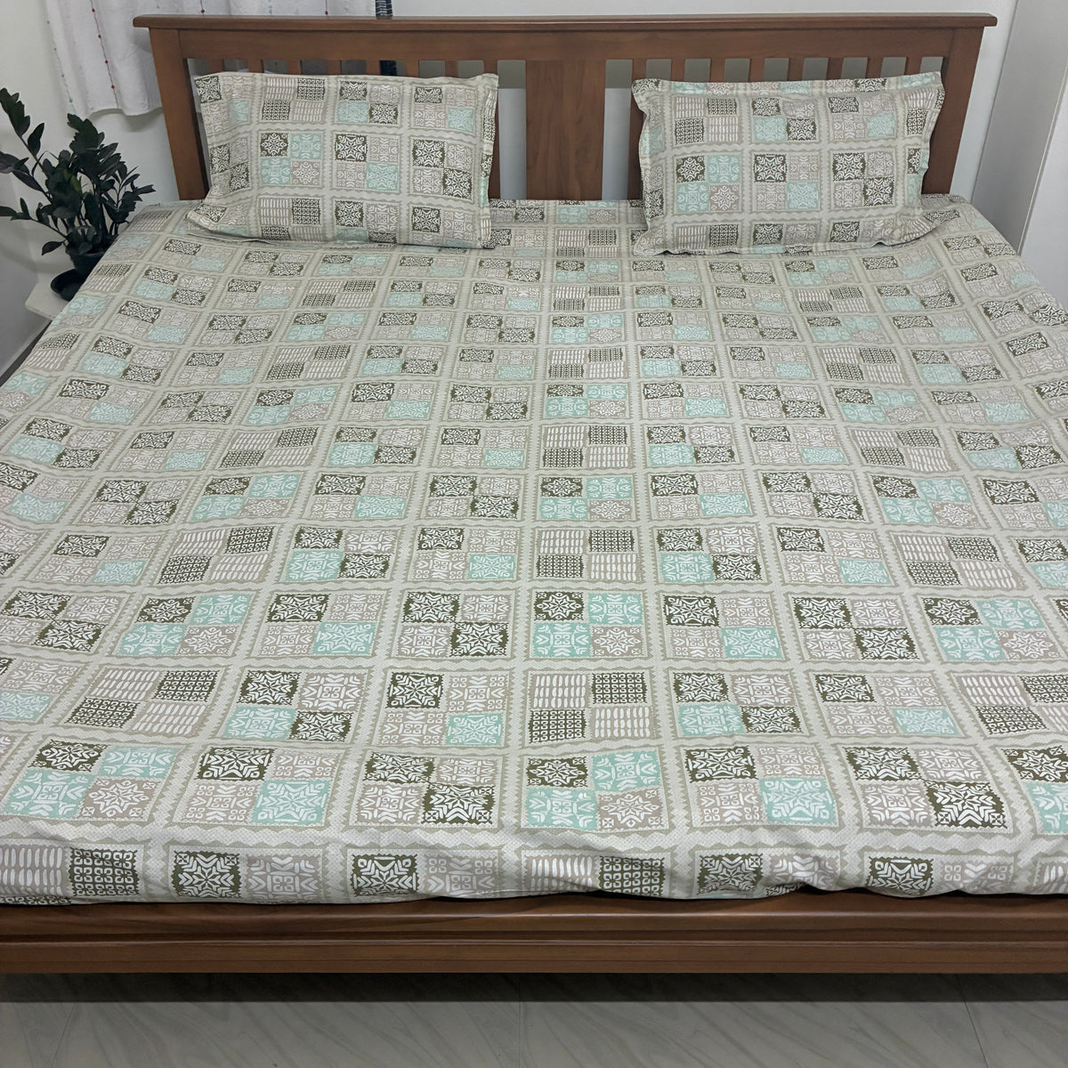Super King Size Bedspread 120x 120 inches (2 PILLOW COVERS)