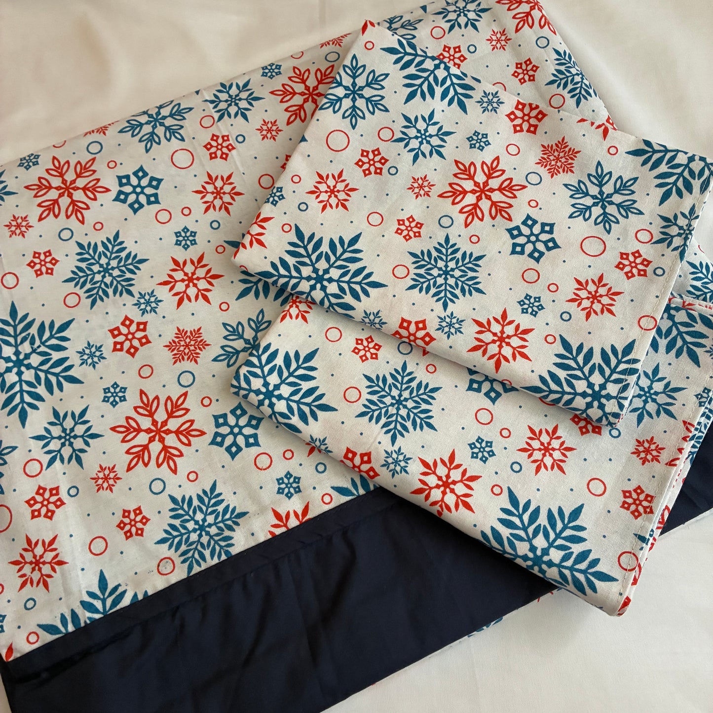 Snowflakes Queen Size Bedspread 90x100 inches ( 2 PILLOW COVERS)