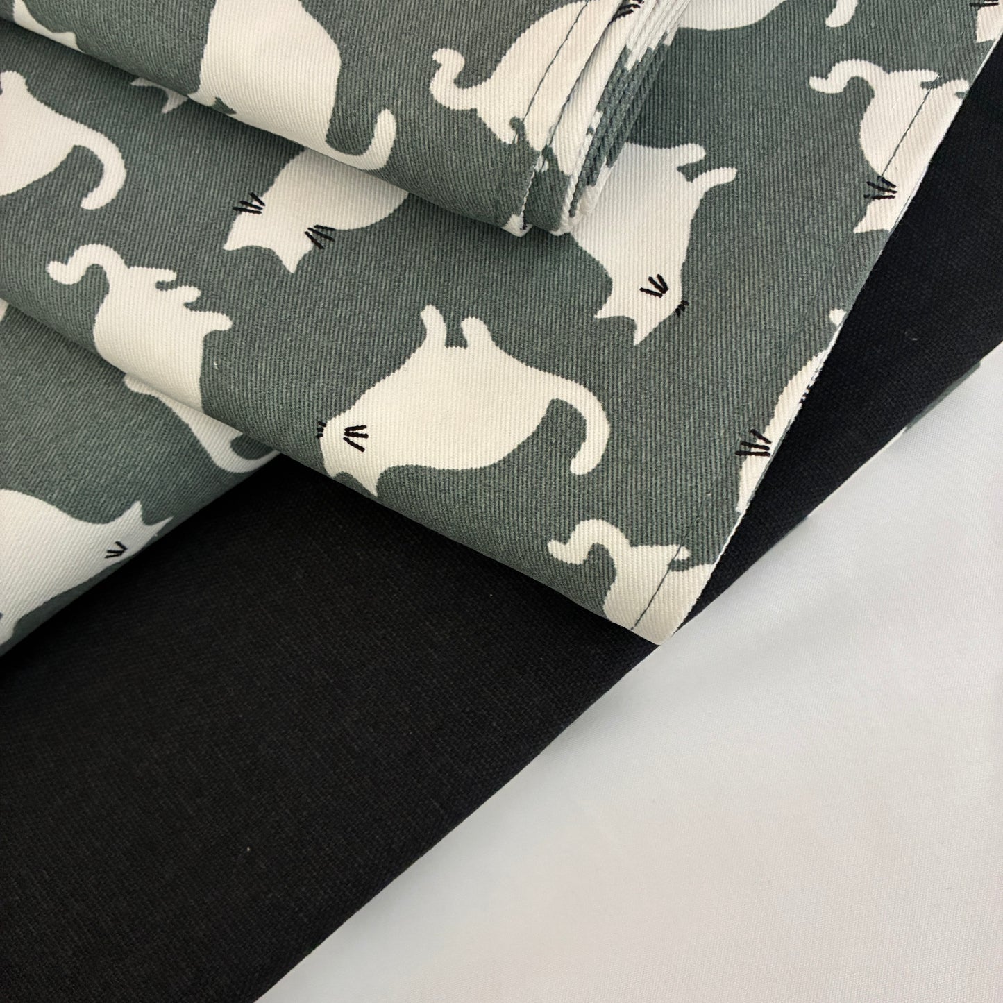 Cute Cat King Size Cotton Bedspread 100x110 in (2 pillow covers)