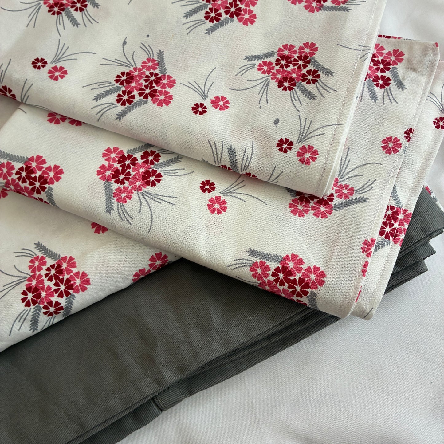 Mini Rose King Size Cotton Bedspread 100x110 inches (2 pillow covers)