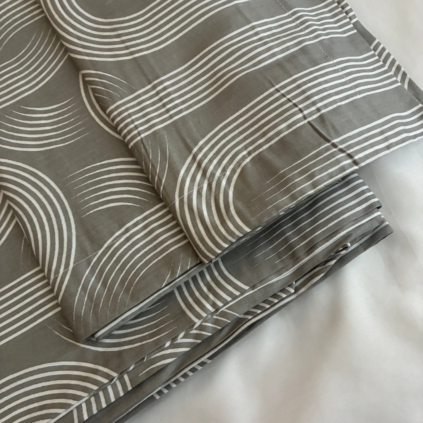 Super King Size Bedspread 120x 120 inches (2 PILLOW COVERS)