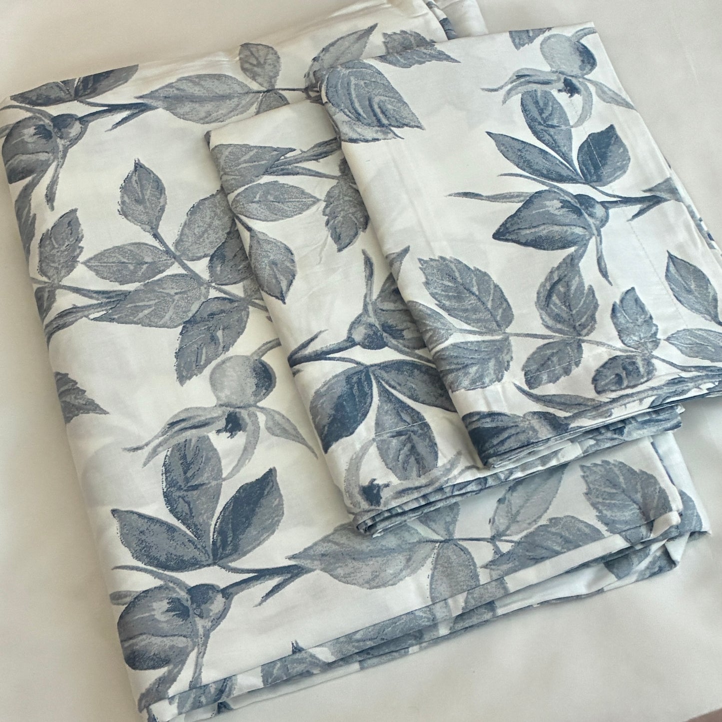 Super King Size Bedspread 120x 120 inches (2 PILLOW COVERS)