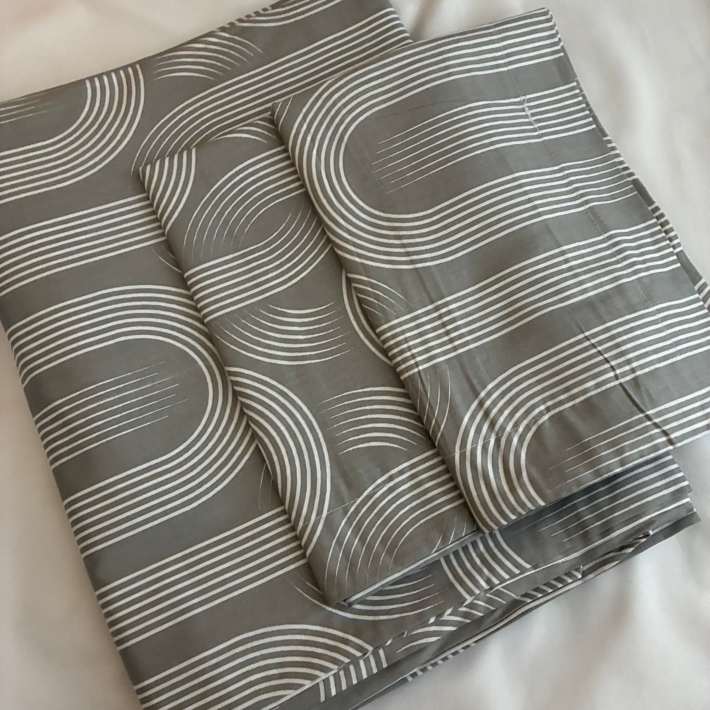 Super King Size Bedspread 120x 120 inches (2 PILLOW COVERS)