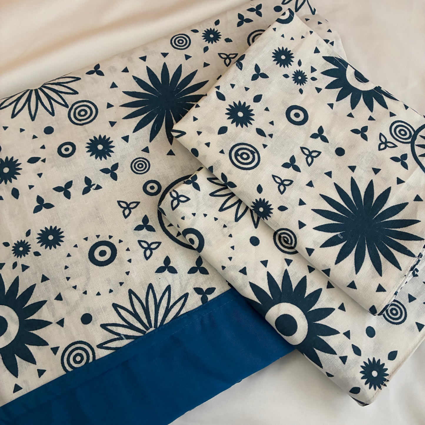 Blue Queen Size Bedspread 90x100 inches ( 2 PILLOW COVERS)
