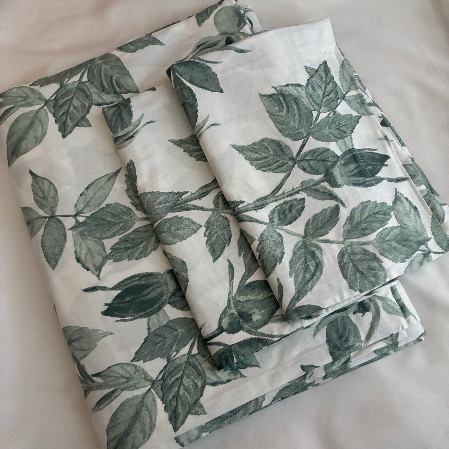 Super King Size Bedspread 120x 120 inches (2 PILLOW COVERS)