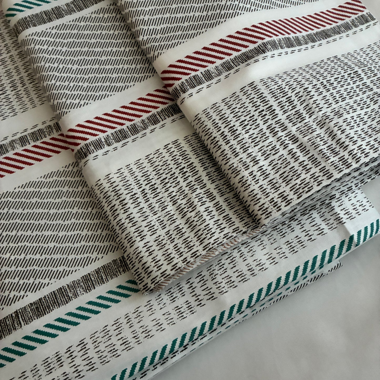 Super King Size Bedspread 120x 120 inches (2 PILLOW COVERS)