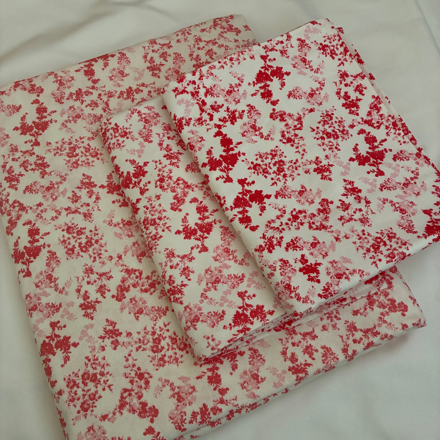 Red Art Single Size Cotton Bedspread with 2 Pillow Covers 60 x 90 in