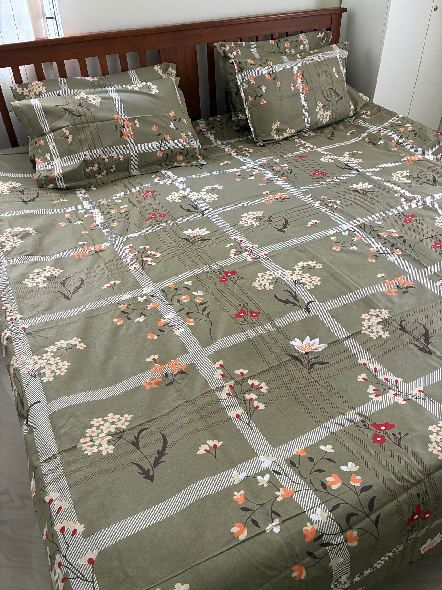 Super King Size Bedspread 110 x 120 inches With 4 Pillow Covers