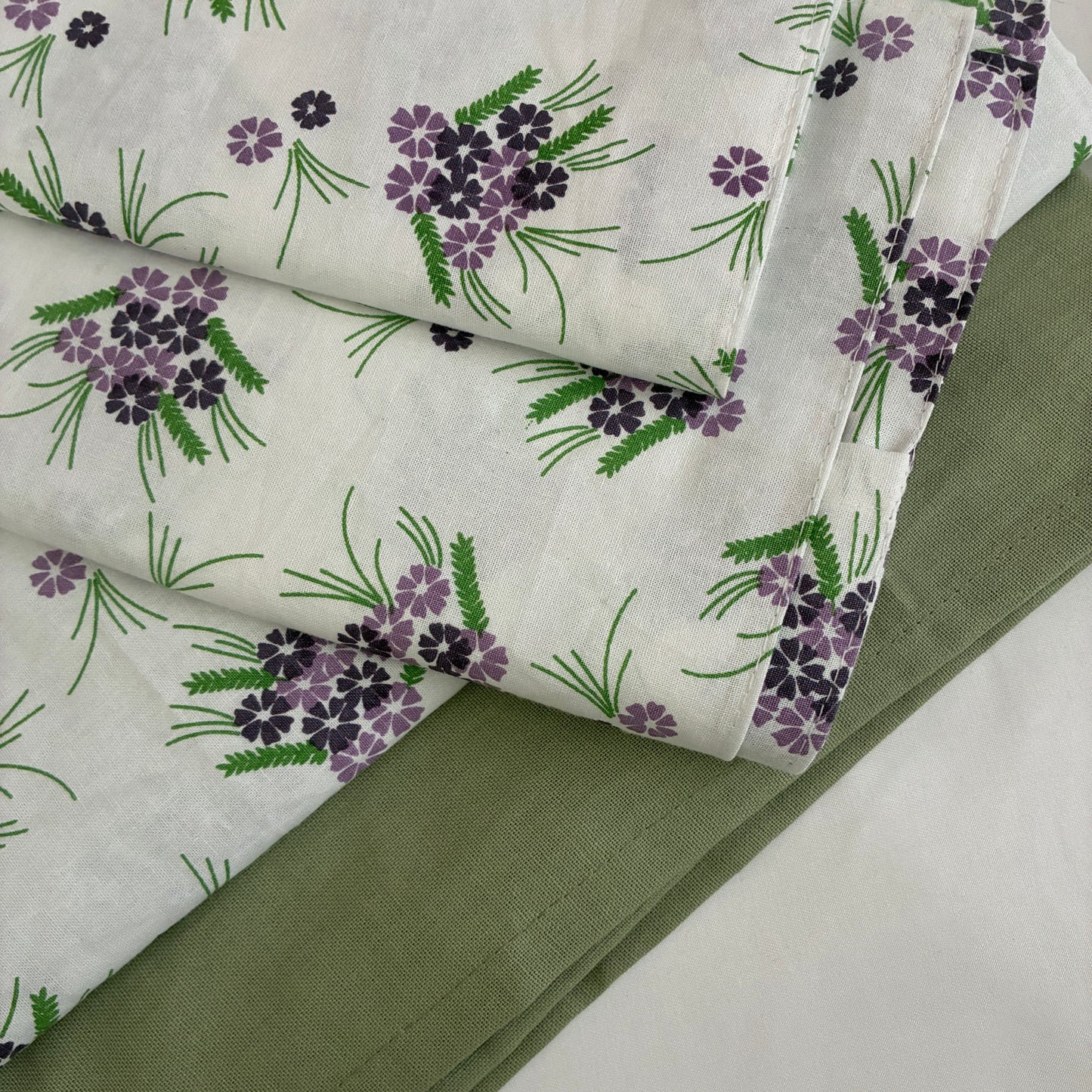 Violet Bloom Queen Size Bedspread 90x100 inches ( 2 PILLOW COVERS)