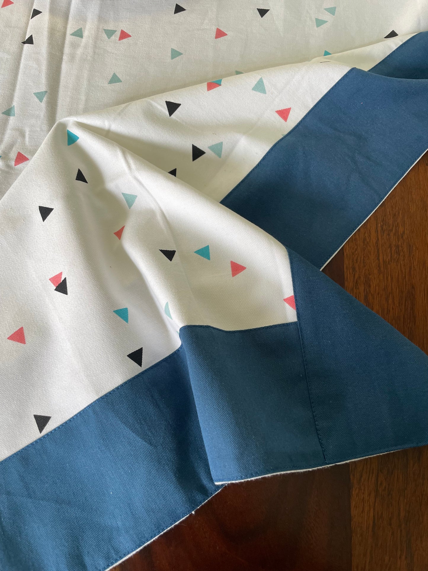 Triangle Print Table Covers