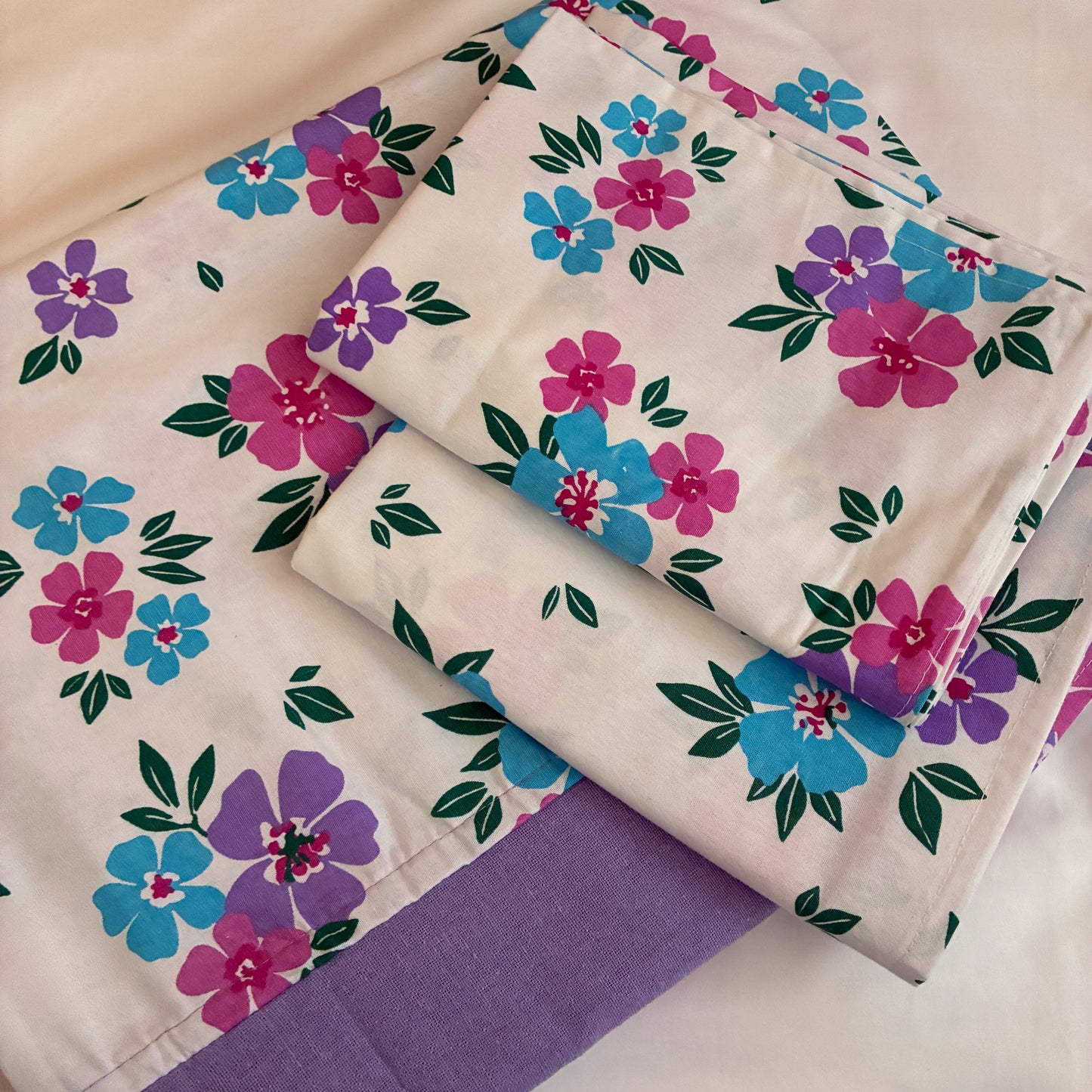 Daisy Queen Size Bedspread 90x100 inches ( 2 PILLOW COVERS)