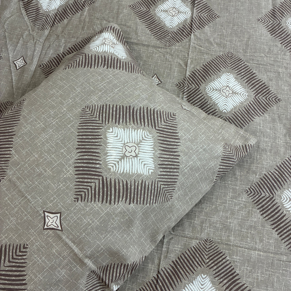 Brown Diamond Queen Size Fitted Cotton Bedspread (2 pillow covers)
