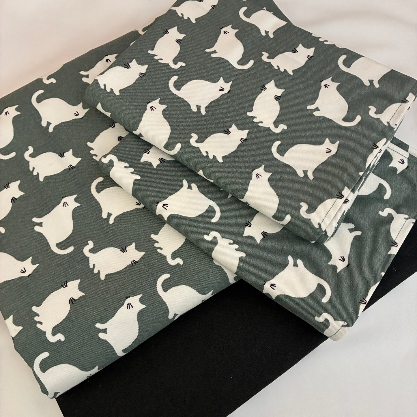 Cute Cat King Size Cotton Bedspread 100x110 in (2 pillow covers)