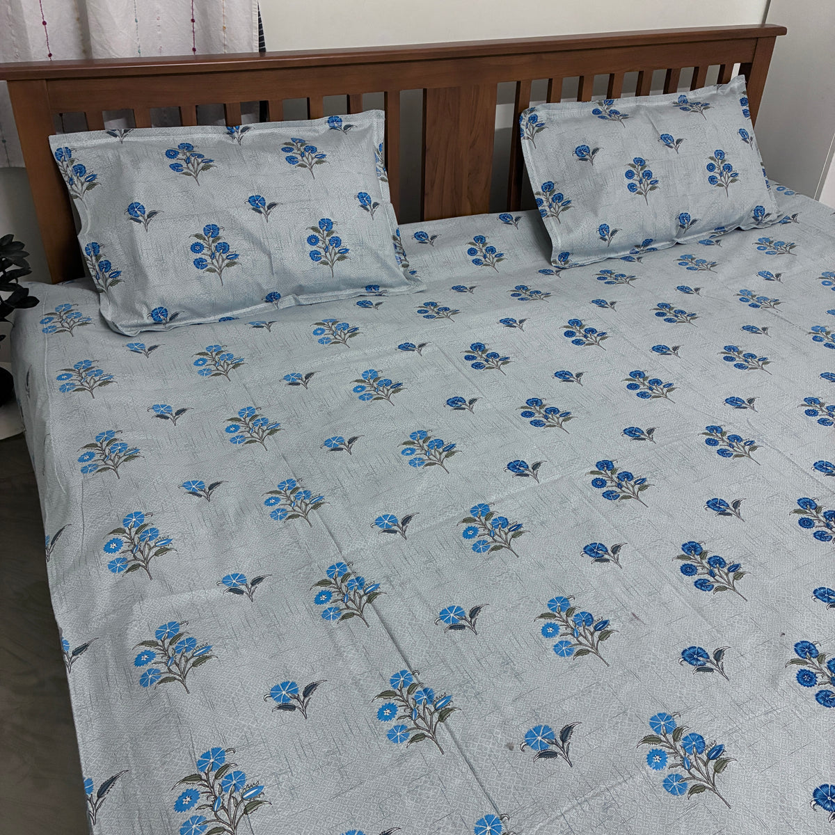 Super King Size Bedspread 120x 120 inches (2 PILLOW COVERS)