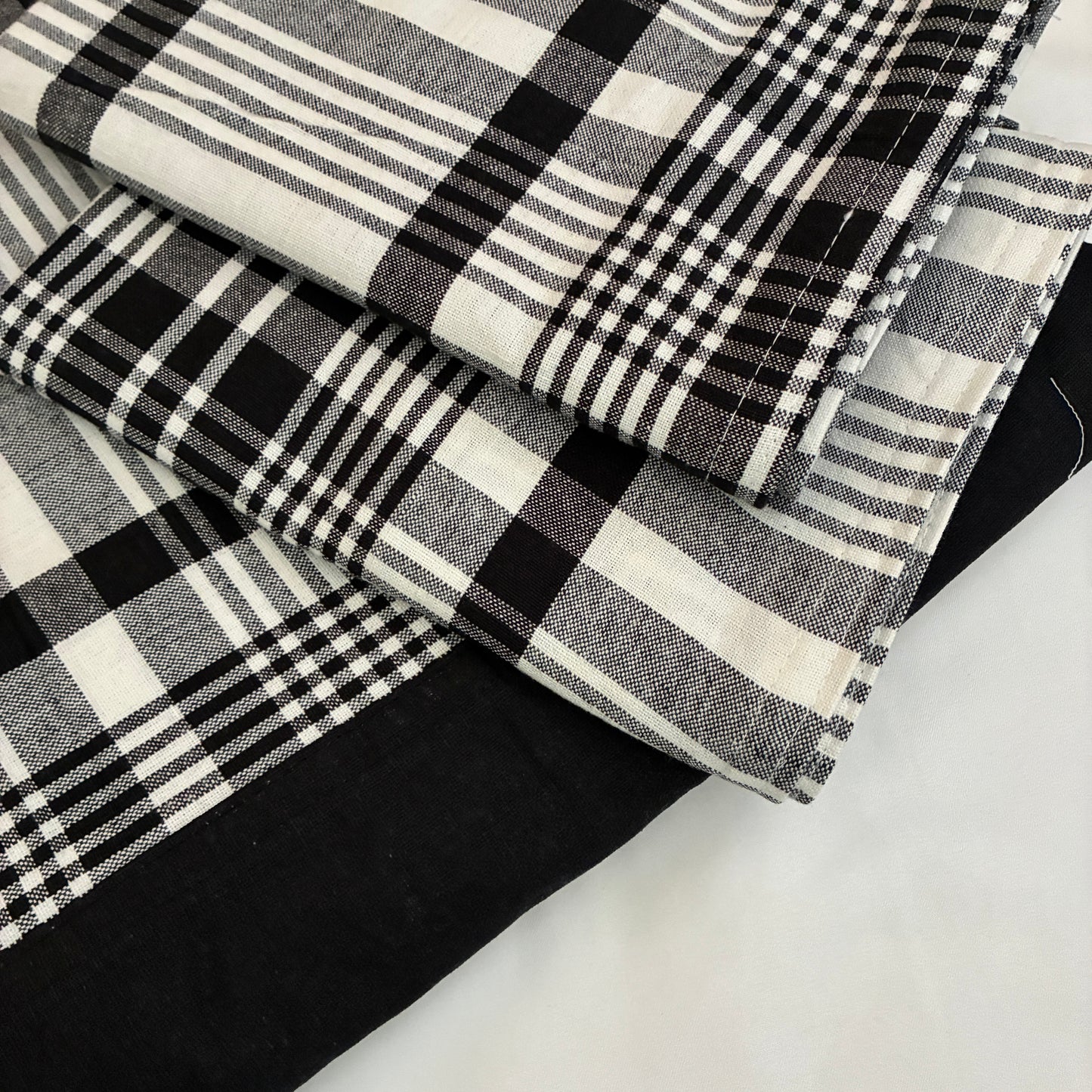 Black Checks Queen Size Bedspread 90x100 inches ( 2 PILLOW COVERS)