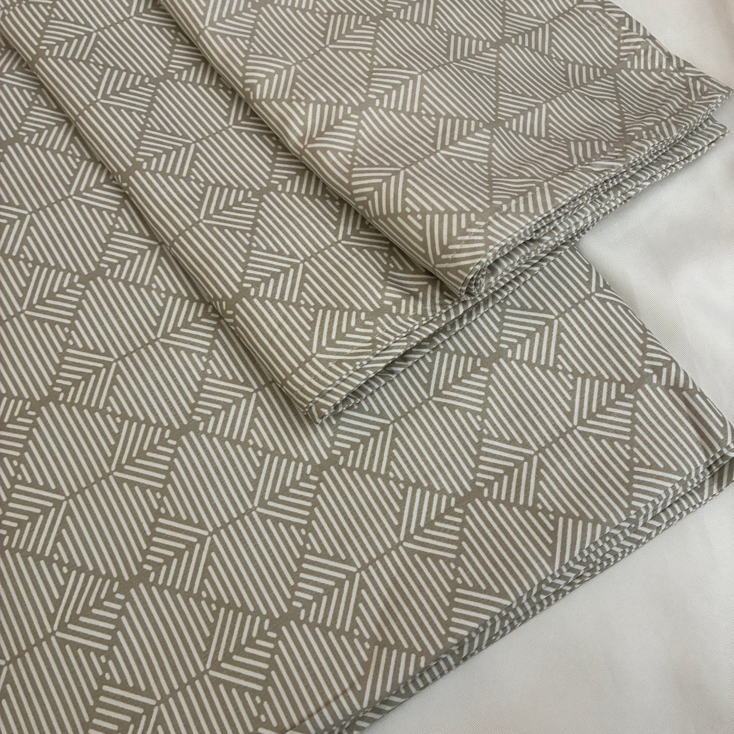 Grey Geometric Queen bedspread 90x100 in(2 pillow covers)