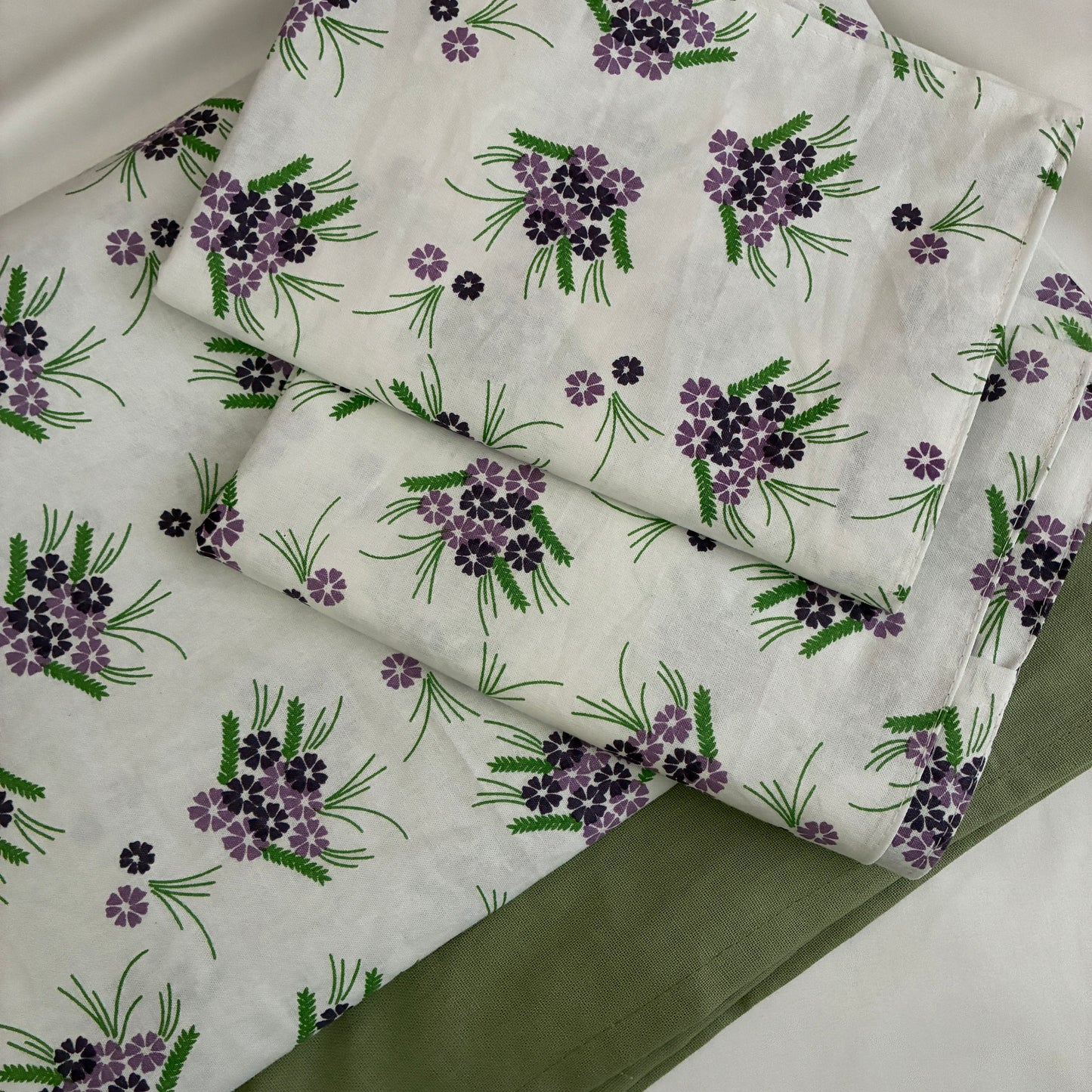 Violet Bloom Queen Size Bedspread 90x100 inches ( 2 PILLOW COVERS)